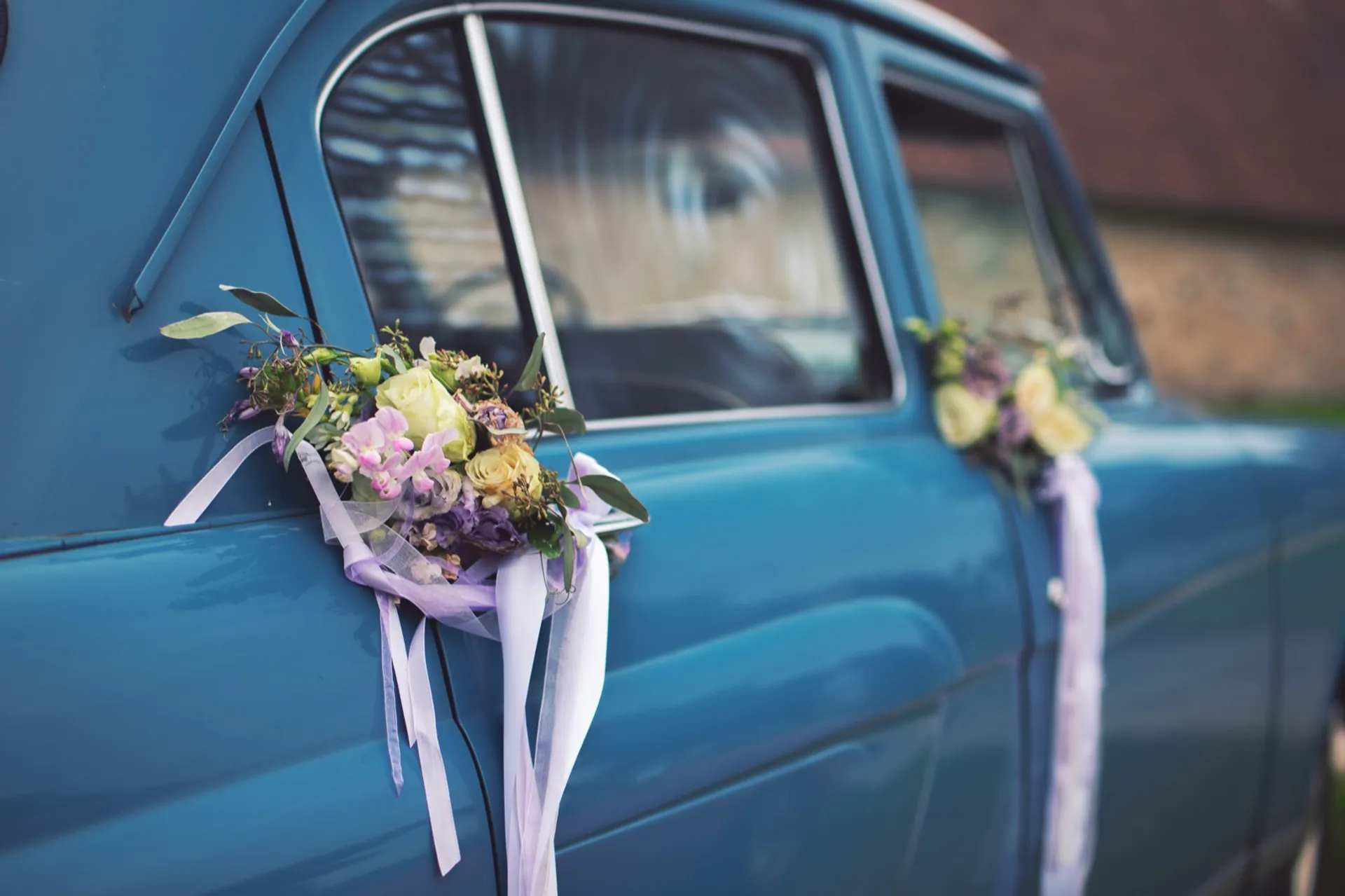 Výzdoba svadobného auta: Krásne nápady a trendy