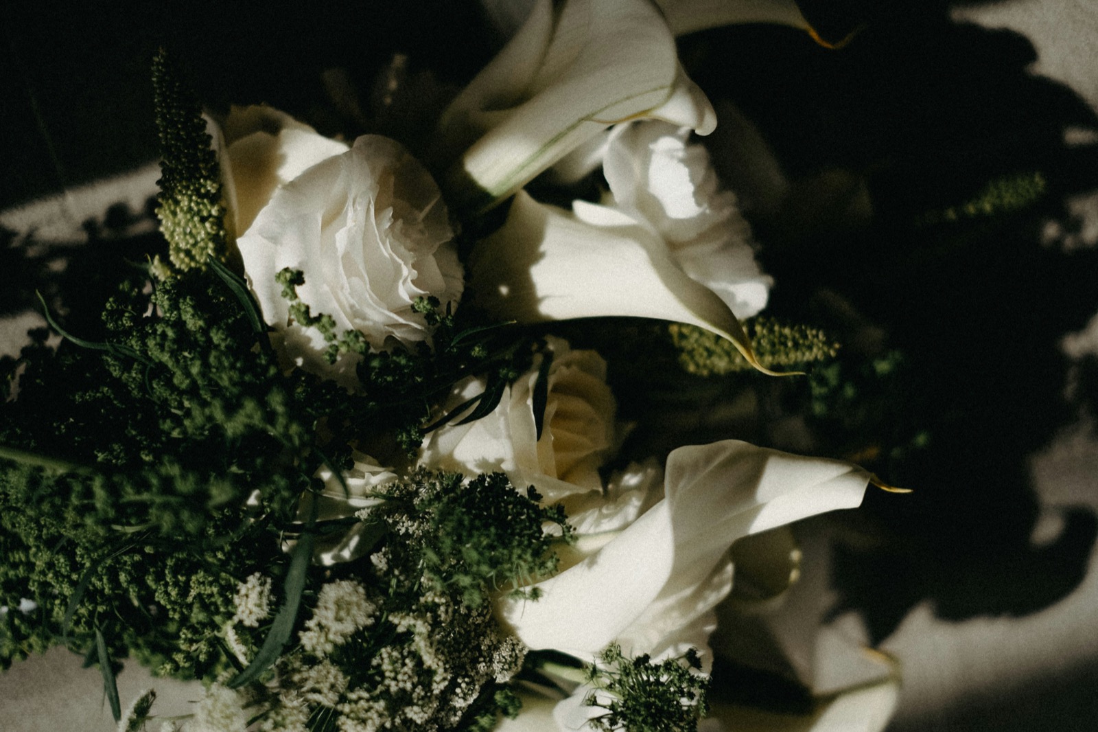 Smútočné Kvety a Vence: Citlivý Sprievodca Výberom a Tradíciami